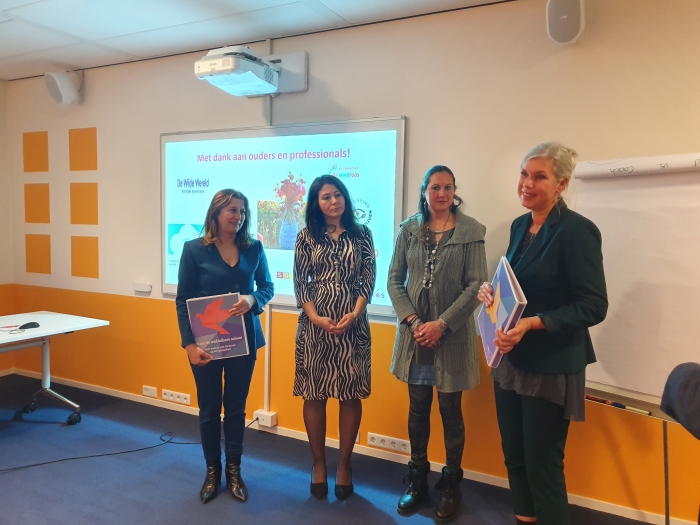 Overhandiging cursusmap aan wethouder Onderwijs gemeente Amersfoort en gemeente-ambtenaar Bunschoten