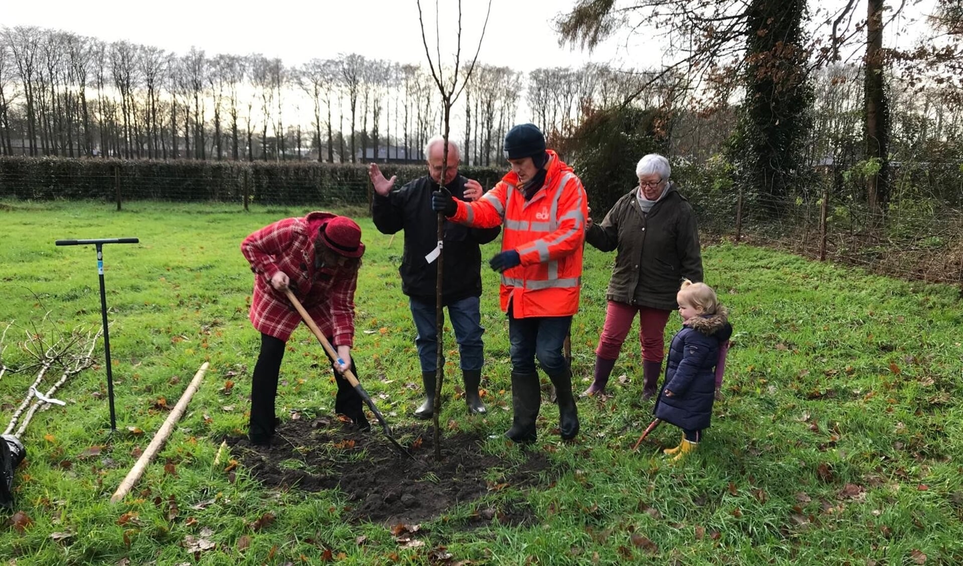 Wethouder Willemien Vreugdenhil plant de eerste boom, samen met Eric en Geertje Mackay en kleinkind Fiene.