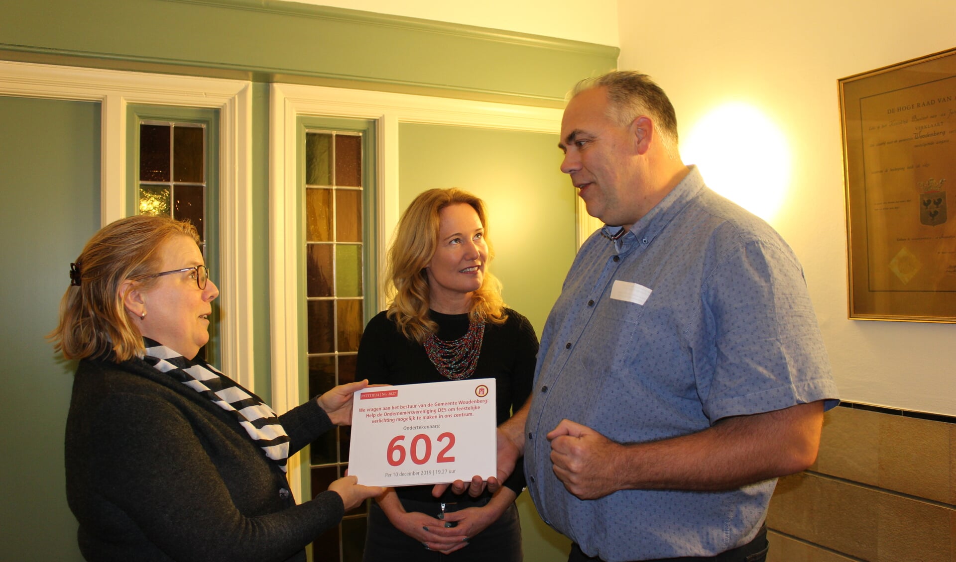 Wethouder Anita Vlam, raadslid Moniek van de Graaf en DES-voorzitter Patrick Kolfschoten.