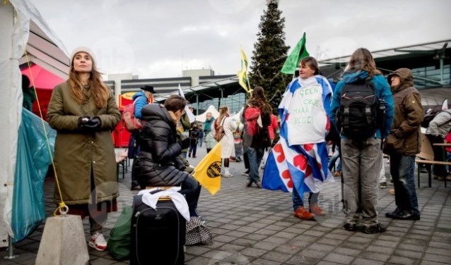 Greenpeace houdt protestival op Schiphol.