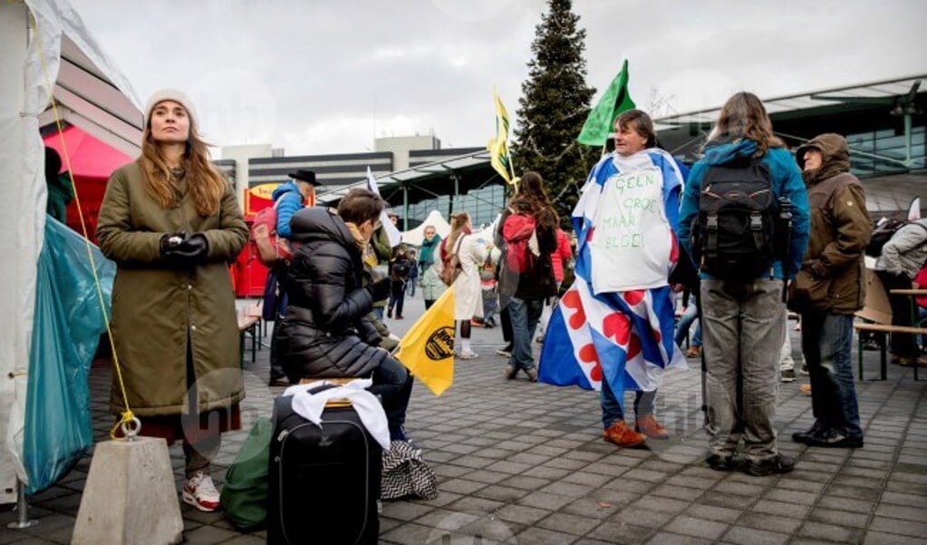 Greenpeace houdt  protestival  op Schiphol.