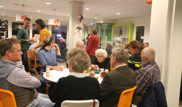 Burgemeester Cnossen leidt de avond in.