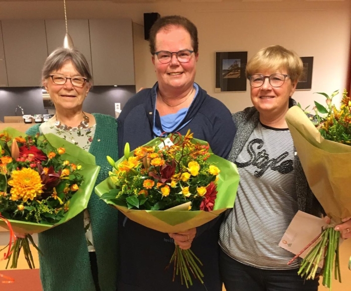 Gastvrouwen Toos, Aty en Carlo kregen oorkonde en speld voor 10 jaar gastvrouw bij de Zonnebloem