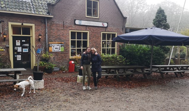 Carlien (links) en Stella zijn druk in voorbereiding voor het Berghuis Event.
