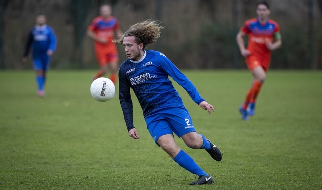 Voetballer Jay Kroon van United Davo in actie tijdens de wedstrijd tegen Olympia Haarlem.
