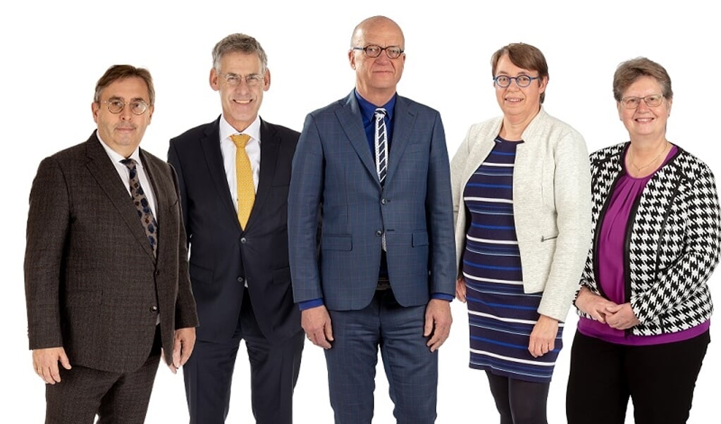 Het college van burgemeester en wethouders samen met de gemeentesecretaris op de officiële gemeentefoto. De drie wethouders hebben donderdag het vertrouwen opgezegd in burgemeester Harry de Vries (midden).