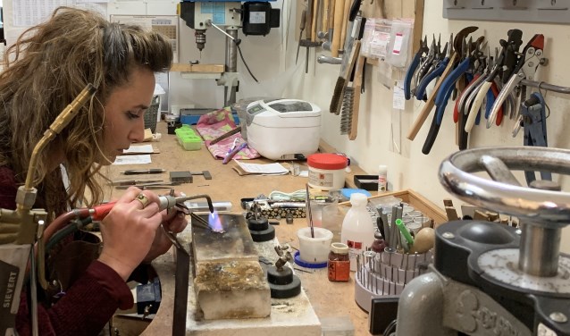 Charlotte Vogel aan het werk. ,,Het creëren van iets moois op ambachtelijke wijze maakt dit werk zo mooi."