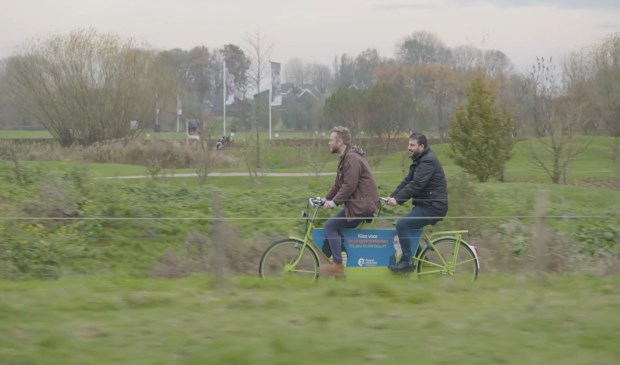 Tim op de TandemTaxi met EHBO-instructeur Turan van het Rode Kruis, onderweg naar Tafeltennisvereniging Amstelveen.