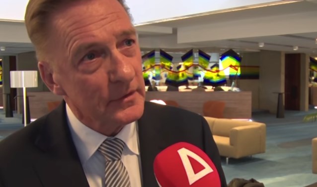 Wethouder Rob Ellermeijer (Media) voor de microfoon van RTV Amstelveen.