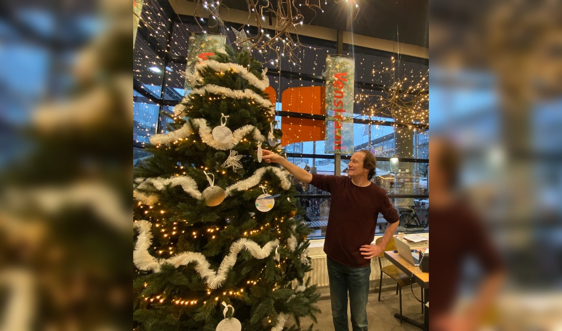 Stadsdominee Werner Pieterse vorig jaar bij de Kerstwensboom in Boekhandel Venstra