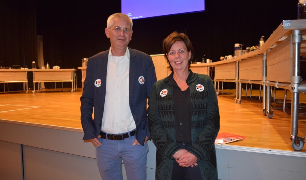 Raadsvergadering Scherpenzeel: Alfred Haaksma en Marjon de Kruijff initieerden de actie 'I love de Bieb'.