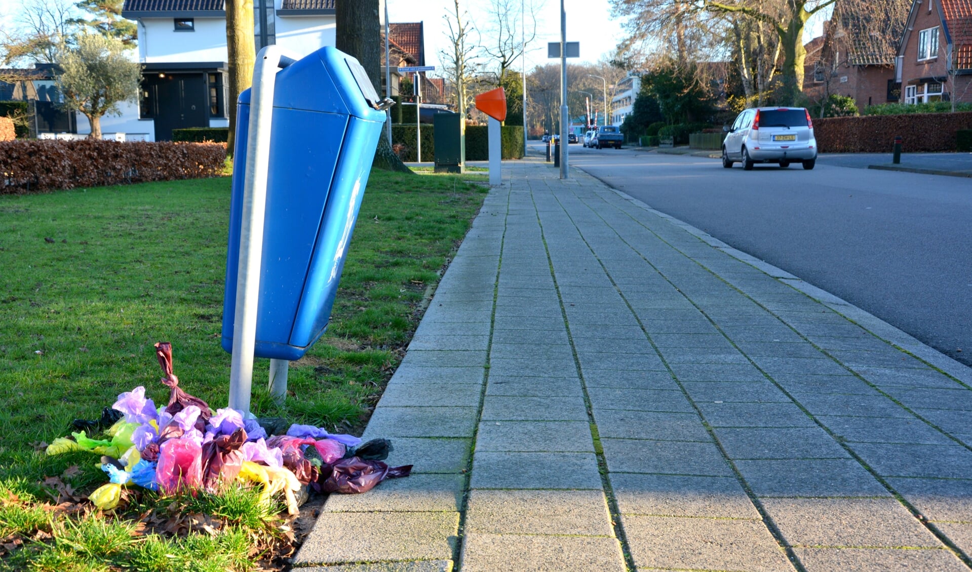 Beeld van hondenpoepzakjes onder een afgesloten afvalbak, december vorig jaar aan de Vliegersvelderlaan.