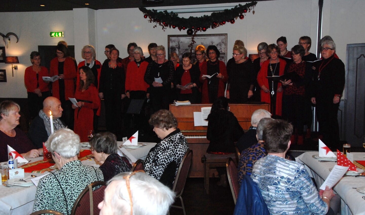 Het Vrouwenkoor V'Allure zong kerstliederen bij de SWO kerstviering.