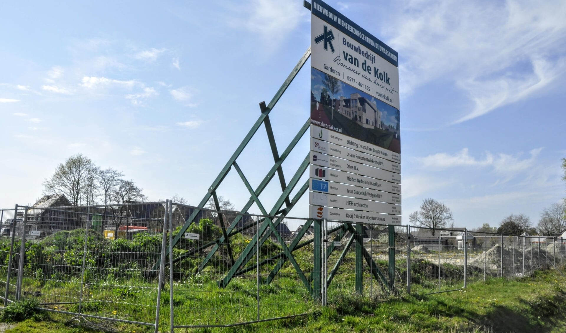 Het bouwbord op de locatie in Zwartebroek waar Dienstenzorgcentrum Dwarsakker moet verrijzen.