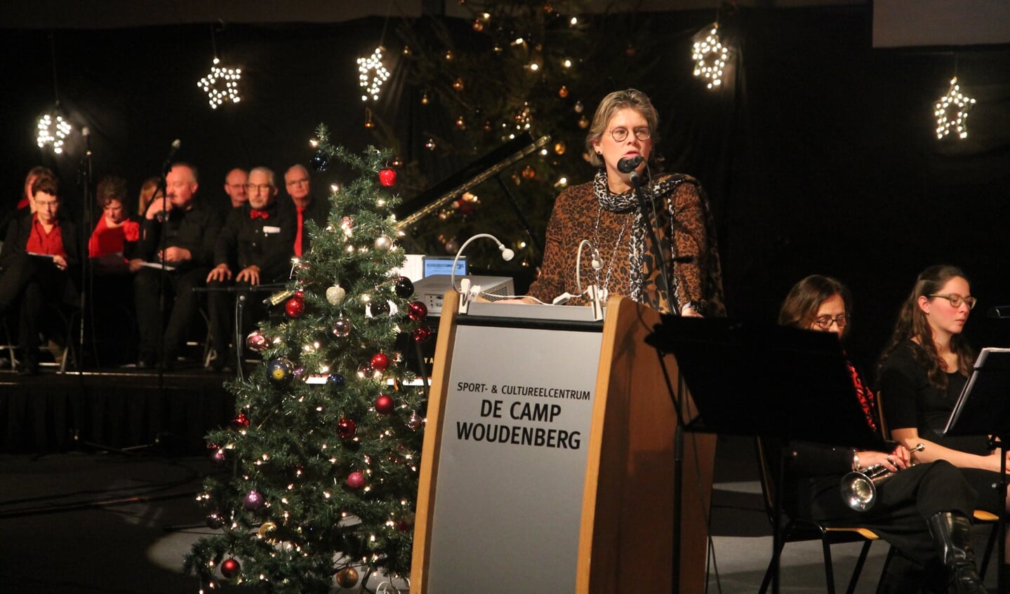 Burgemeester Titia Cnossen leest het evangelie van Lucas.