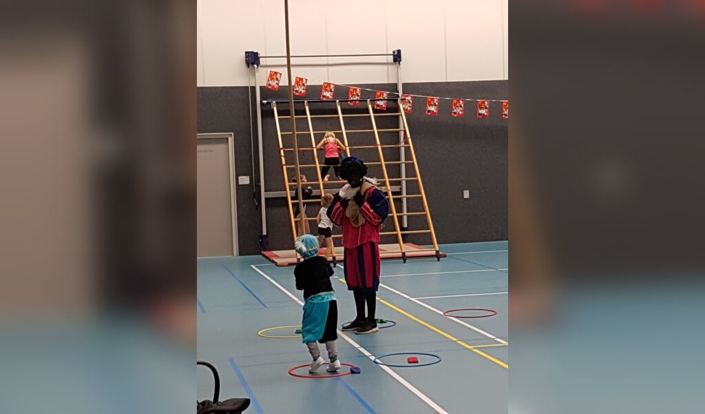 Piet en kinderen slingeren in de touwen
