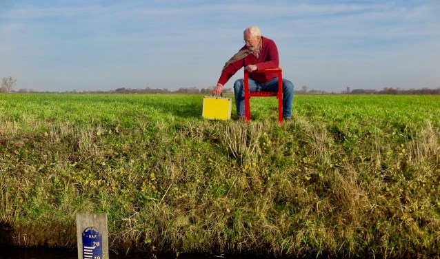 Harry Witte in de Eempolder met het koffertje waarin de naar hem vernoemde prijs zit.