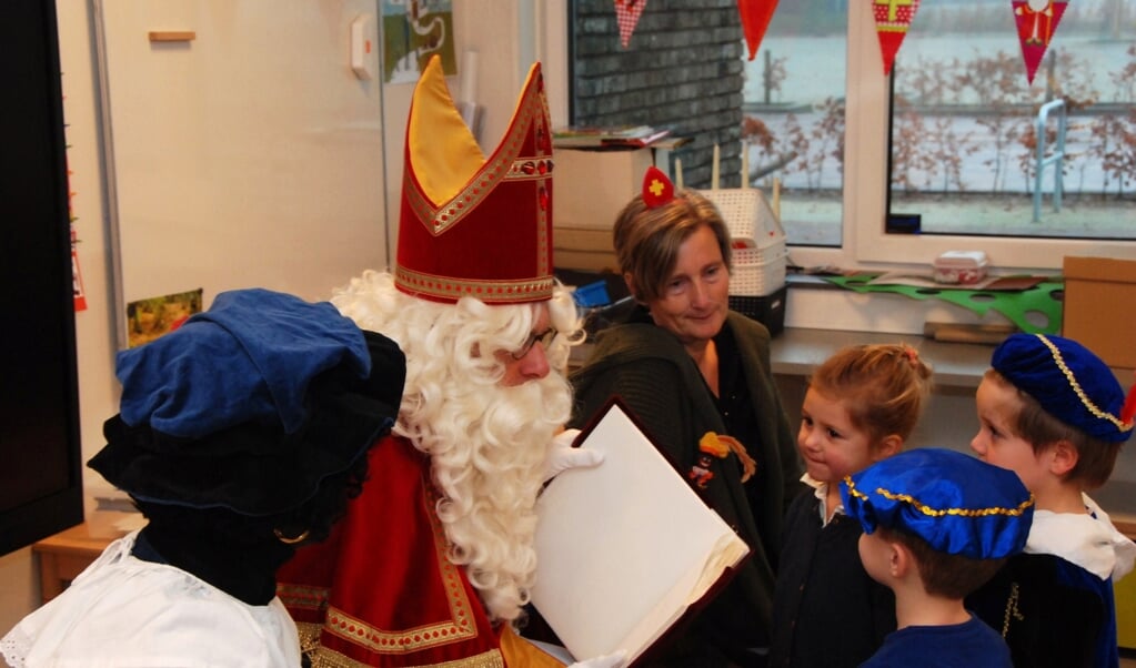 Sint spreekt de jongste leerlingen van groep 1 toe.