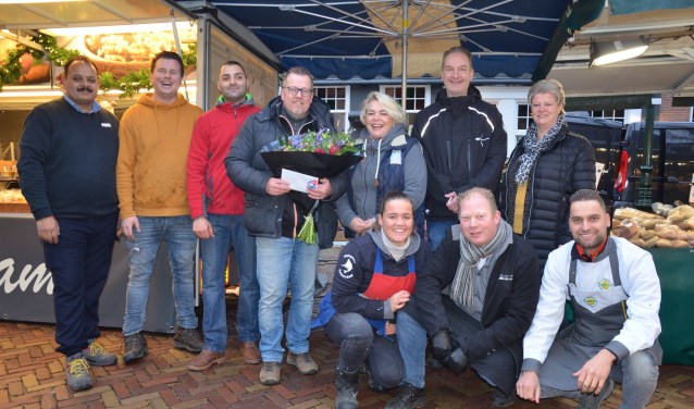 Marcel te midden van collega's en delegatie van de gemeente