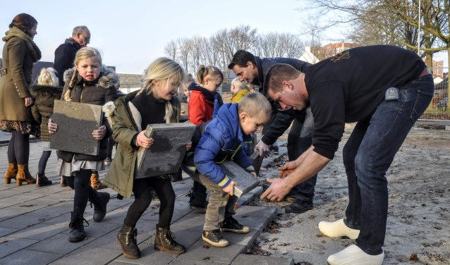 Kleuters van de Fraanjeschool nemen het straatwerk ter hand.