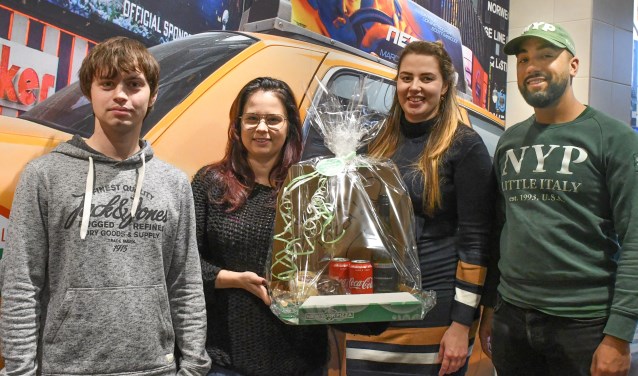 De gelukkige winnaars links op de foto.