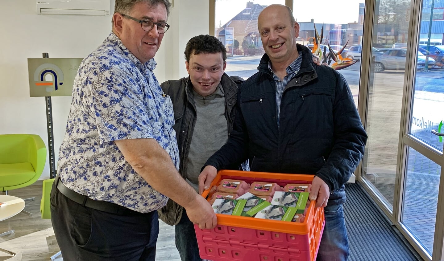 Als blijk van waardering verraste Wim van de Fliert alle medewerkers van aalbers|wico met een doosje ‘zorgboerder-eitjes’.
