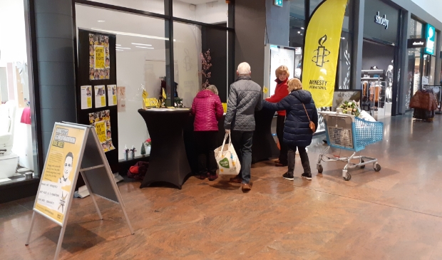 <p>Actietafels in winkelcentrum Het Rond vorig jaar</p>