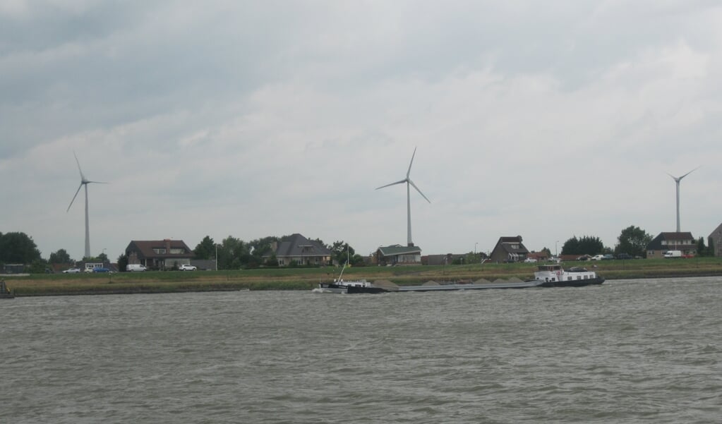 De windmolens langs de A15 zijn ook zichtbaar vanaf de Merwede