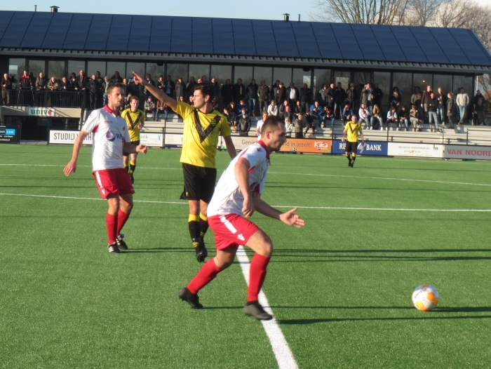 Johan Woltman passeert de midddenlijn tegen sv Meerkerk