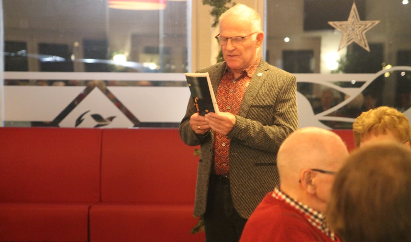Jan Kromhout leest een gedicht voor als opening van de avond