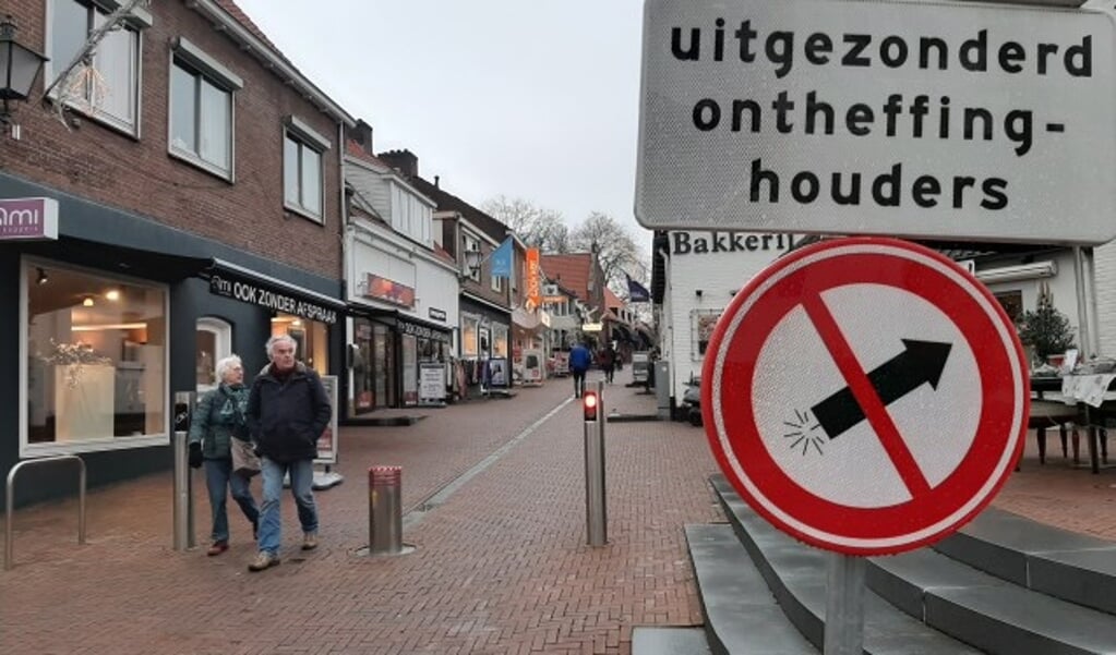 In Rhenen wordt een vuurwerkvrij gebied met een speciaal bord aangegeven, ook in het plaveisel. (Foto: Martin Brink/DPG Media)