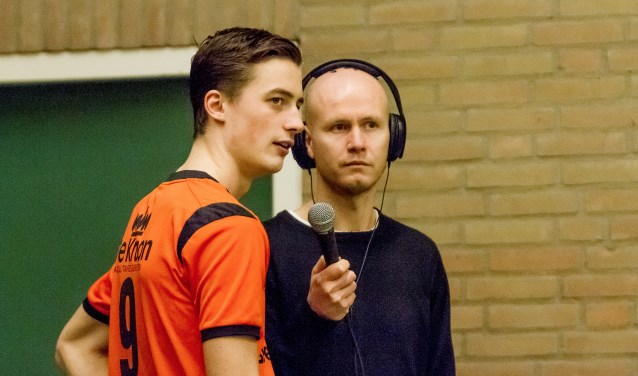 Mark Kloostra in actie voor de lokale omroep van Nijkerk.