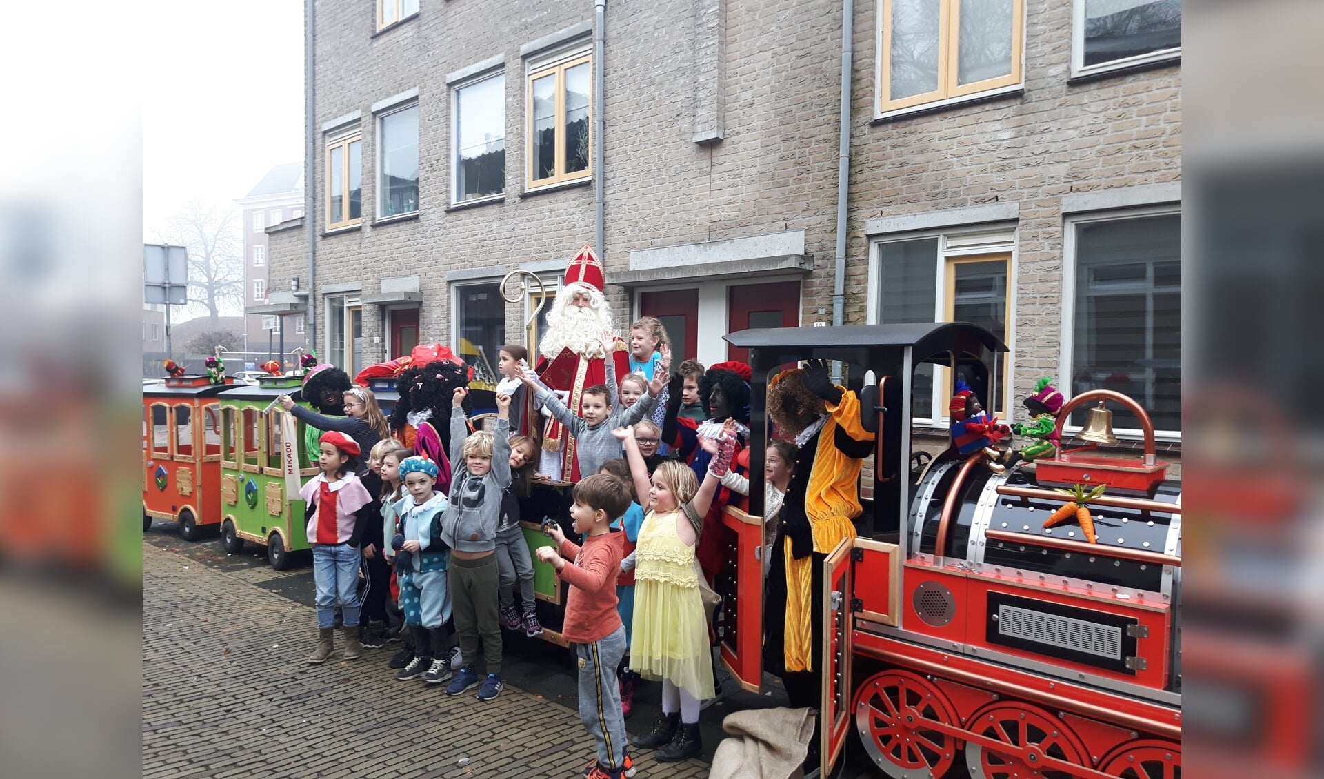De stoomtrein van Sinterklaas arriveert bij CBS De Tamboerijn.