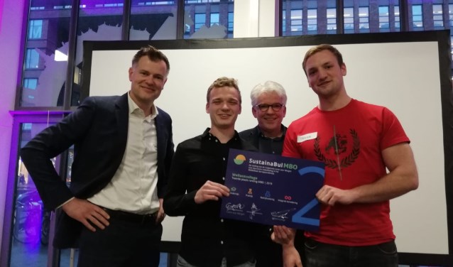 Trotse Wellant-ers Joost Brouwers (hoofd bedrijfsvoering, links), studenten Timo en Tristan en docent Koen Bos met de SustainaBul MBO.