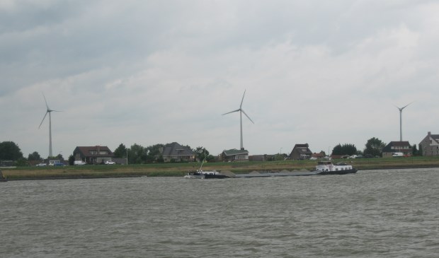 De windmolens langs de A15 zijn ook zichtbaar vanaf de Merwede