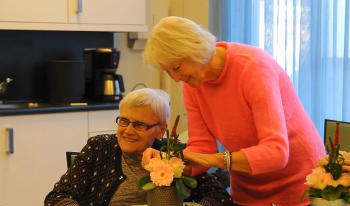 Ankie en een cliënte tijdens het bloemschikken in Ontmoetingscentrum Wijk bij Duurstede.