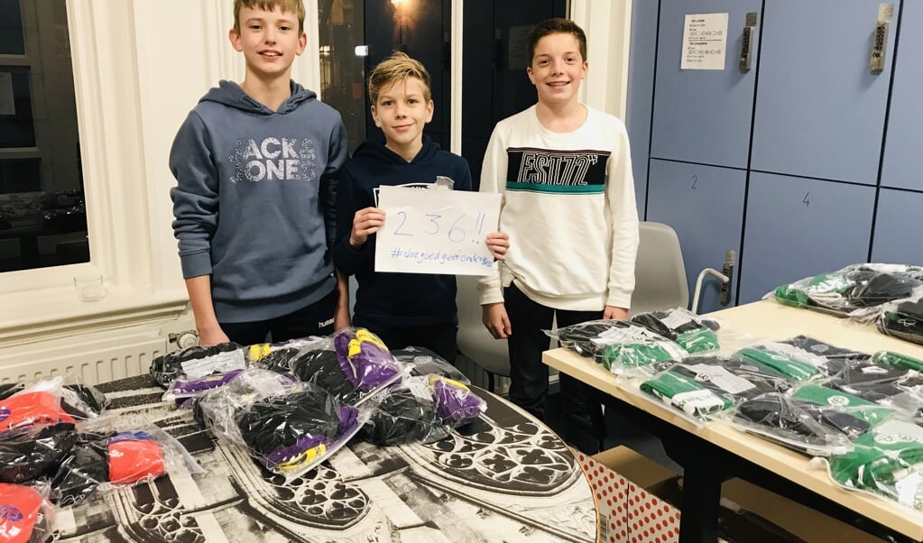 Tijs (midden) deelde eind 2019 samen met zijn schoolvrienden Ruben en Rudy 236 pakketten met sokken en ondergoed uit aan daklozen in de opvang in Utrecht. 