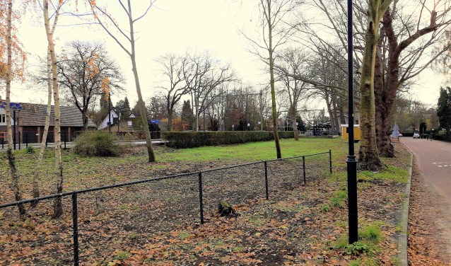 De locatie langs de Spoorstraat waar het onderstation zou komen.