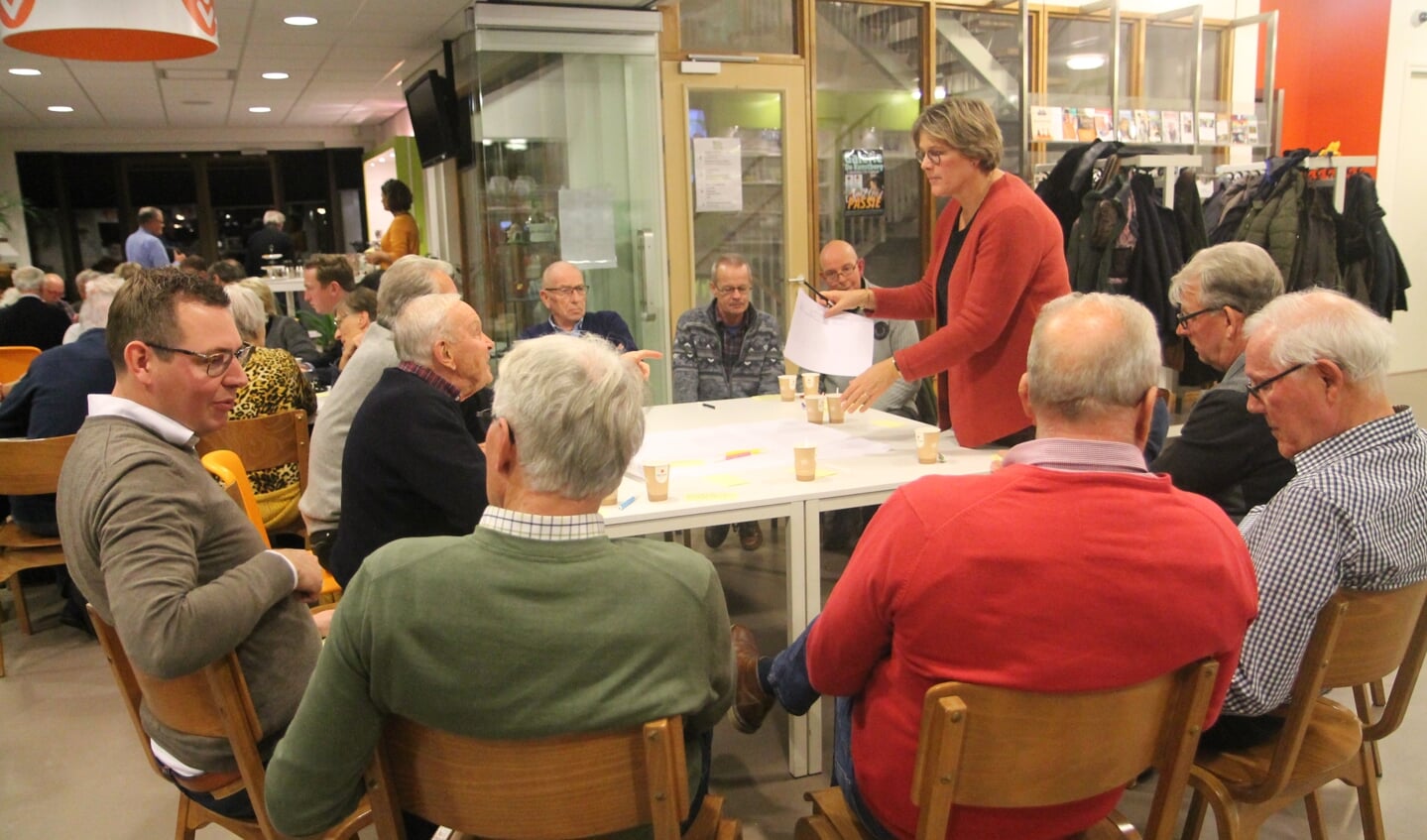 Burgemeester Cnossen als gespreksleider aan een tafel