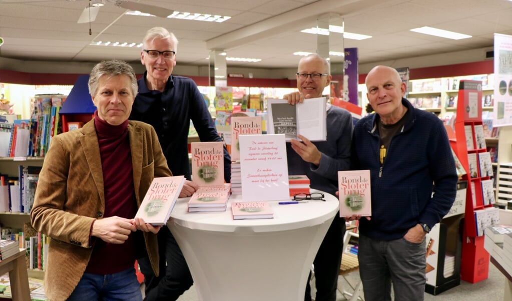 Kees Loogman, Paul Kroes, Jan Loogman en Kees Schelling aan de signeertafel bij boekhandel Jaspers.