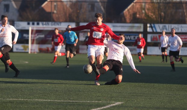Larsson van Dijk wordt de diepte ingestuurd.