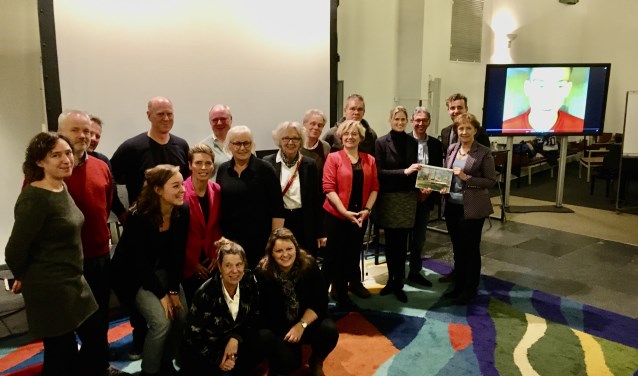 De werkgroep (niet alle leden staan op de foto), de wethouders en... het ambitiedocument.
