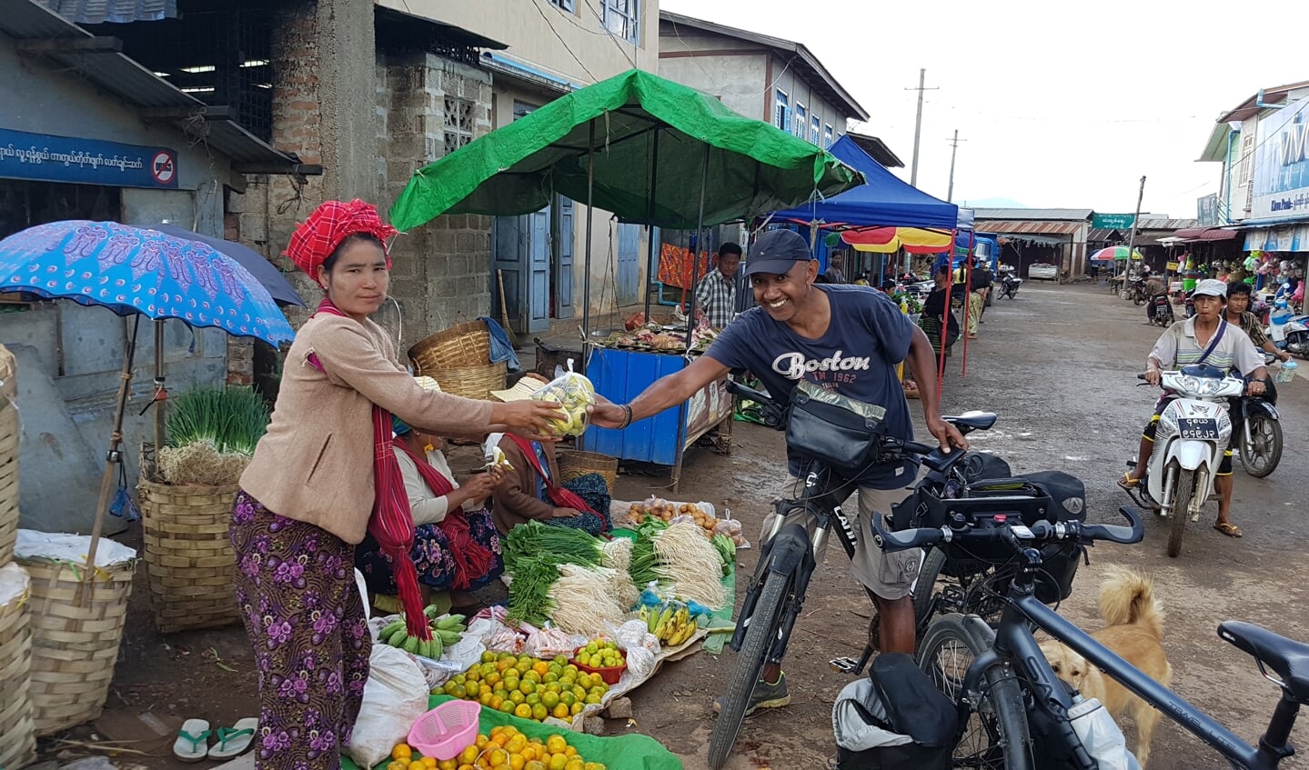 Minggoes tijdens een fietsvakantie op een markt in Myanmar. 