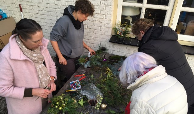 Naast de kerstfondue konden de genodigden ook kerststukjes maken.