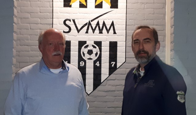 Helmert Lokhorst (l) is gekozen als Clubheld. Op de foto met de nieuwe voorzitter Gerd de Kruif.