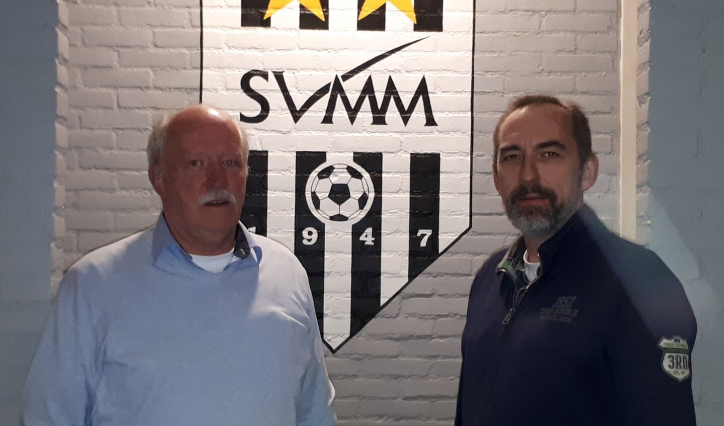 Helmert Lokhorst (l) is gekozen als Clubheld. Op de foto met de nieuwe voorzitter Gerd de Kruif.