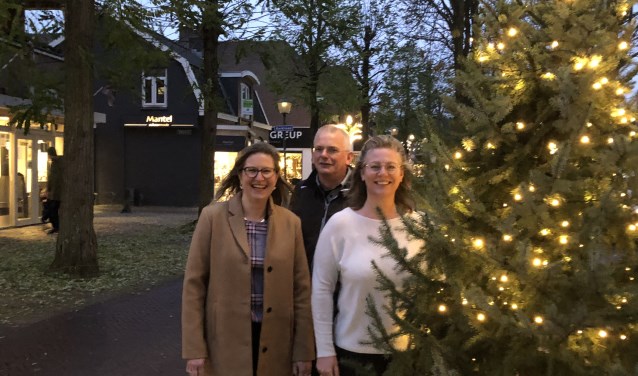 (v.l.n.r.) Ruth van Veldhuizen, Gert van Leeuwen en Kathelijne Welzenbagh zijn namens de Doornse winkels iedereen dankbaar voor hun lokale inkopen.