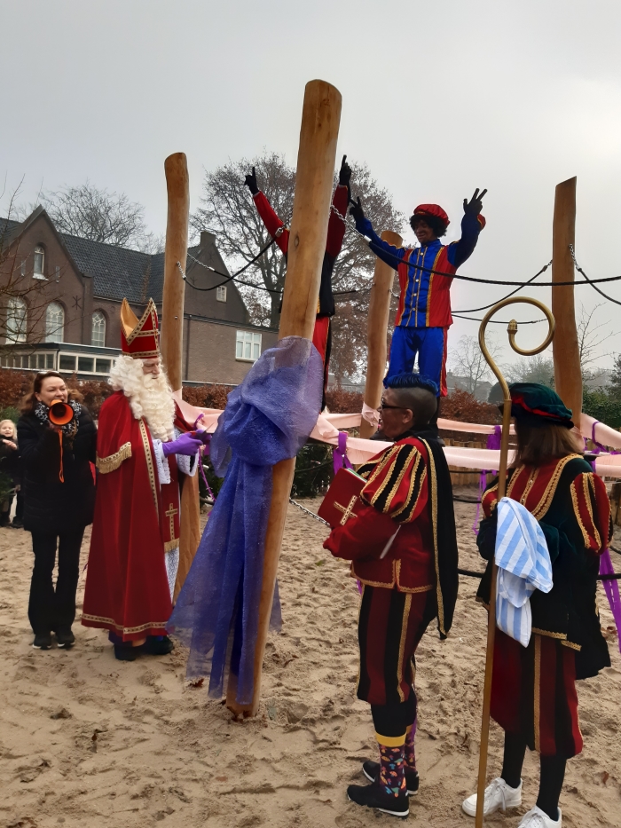 Sinterklaas opent het groen schoolplein van de Montessorischool
