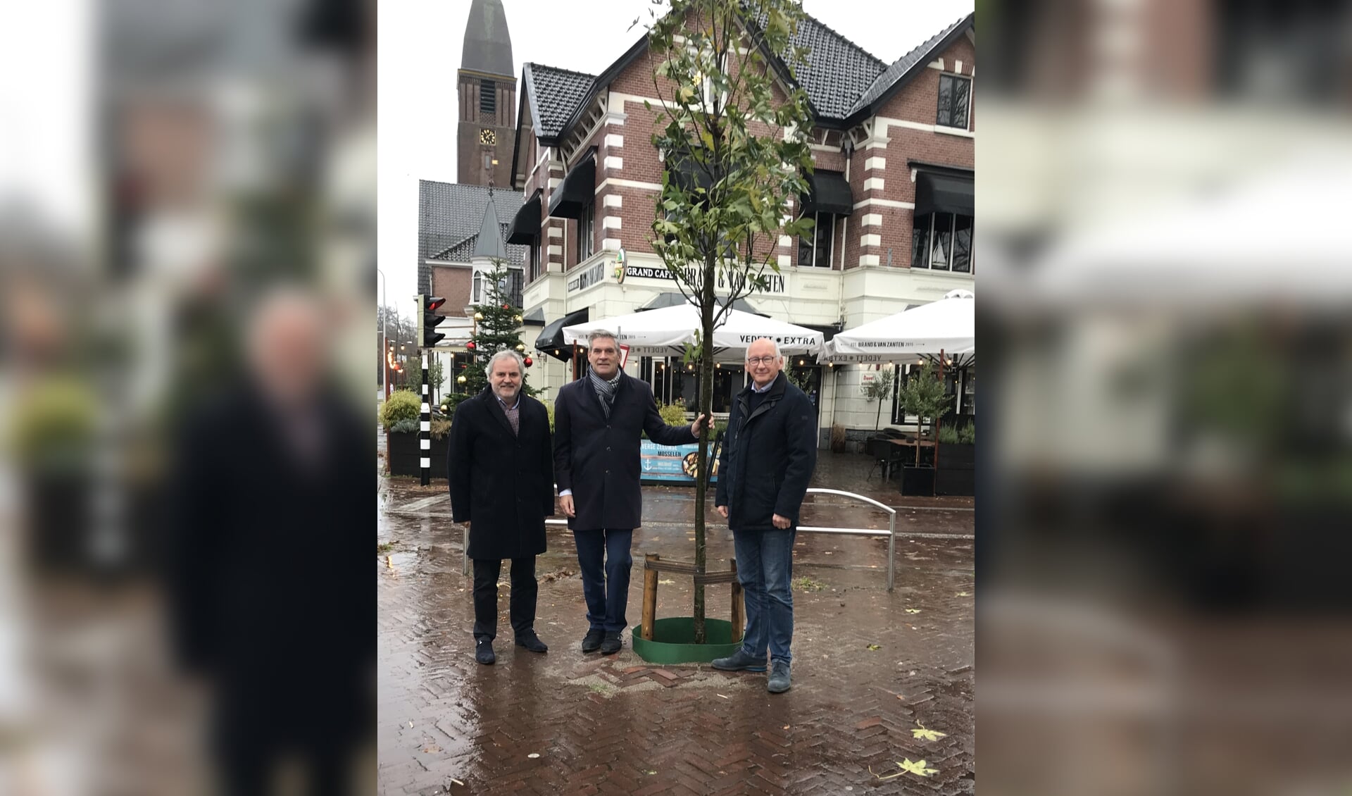 Bram Brinkman, Burgemeester Naafs en Loek Bosman poseren naast de boom