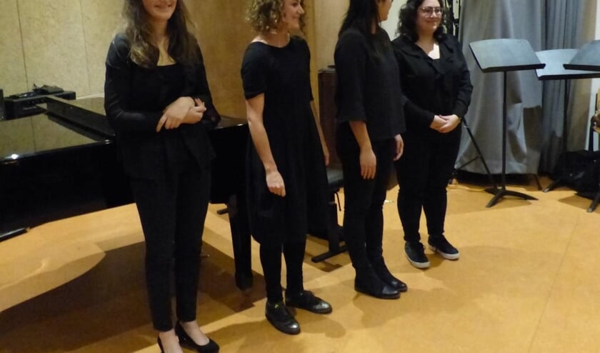 Het Mikaroso Piano Ensemble.